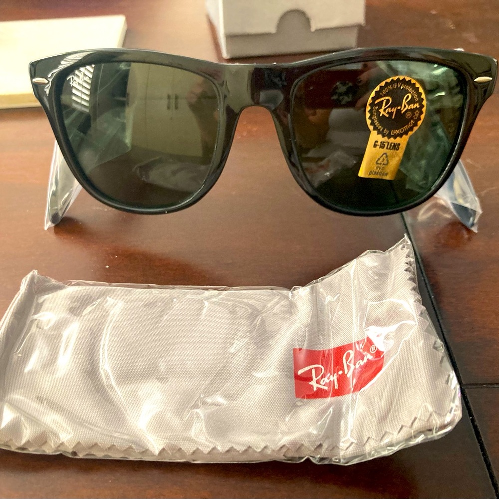 Brand New! Ray-Ban folding 54 Wayfarer Sunglasses
